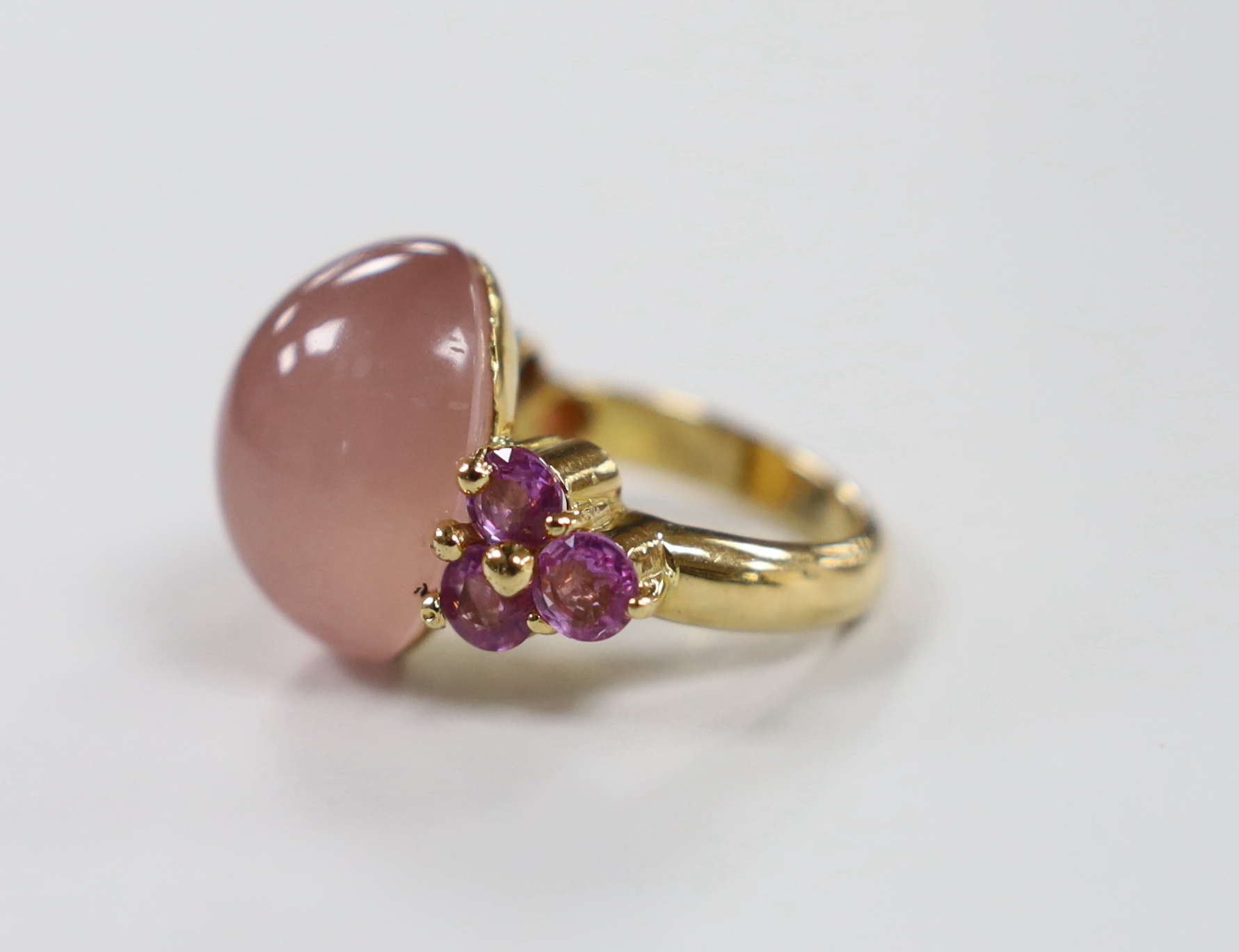 A modern 750 yellow metal, pink cabochon and six stone tourmaline> set dress ring, size M, gross weight 14.3 grams.